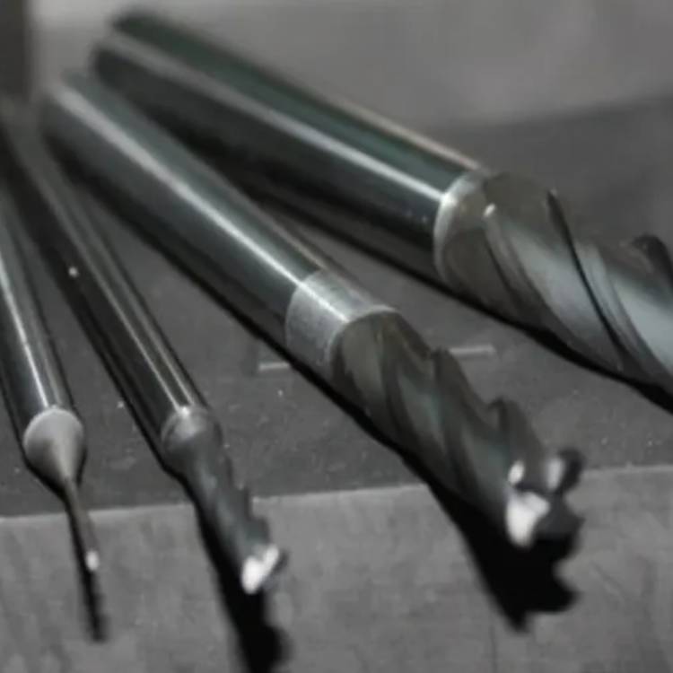 ما مدى متانة قاطع طحن ألياف الكربون ؟